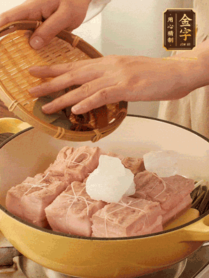 五花肉皮朝下，桂皮、八角、香葉、冰糖、生抽、花雕酒