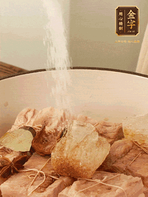 加水沒過，大火煮開轉(zhuǎn)小火慢燉2小時，煮到收汁