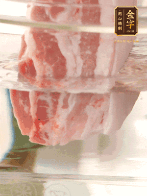 大塊豬五花冷水下鍋，蔥、姜、花雕酒焯水