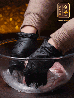 豬肚放入面粉、鹽、白酒，反復(fù)揉搓（重復(fù)3遍），洗掉表面的黏液。再把豬肚翻過(guò)來(lái)，剪去油脂，一樣反復(fù)揉搓干凈