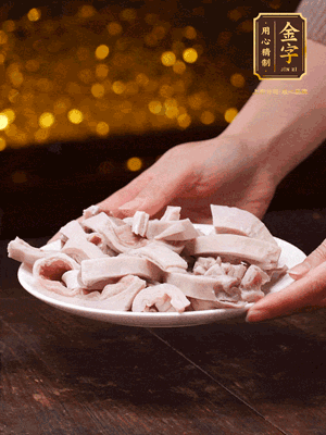 豬肚冷水下鍋，姜蔥料酒去腥，水開(kāi)煮5分鐘，撈出，切小塊。