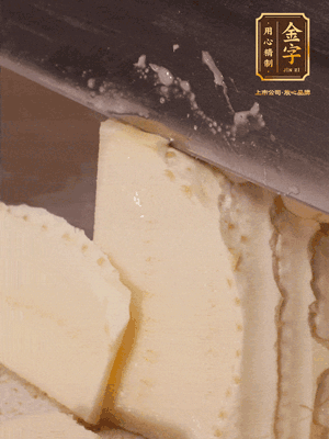 冬筍去殼切片，水開后煮2分鐘焯水
