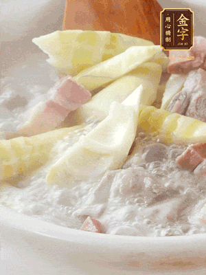 開蓋后放春筍，小火慢篤20分鐘左右，出鍋后盛出。