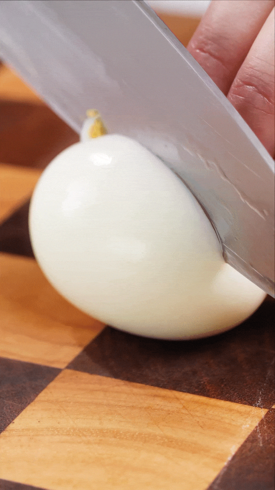 雞蛋煮熟，改刀備用