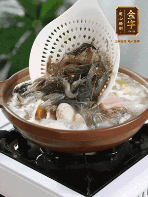 最后加一把蛤蜊、一把河蝦燜2分鐘，放一點白胡椒粉調(diào)味，撒上蔥花點綴！