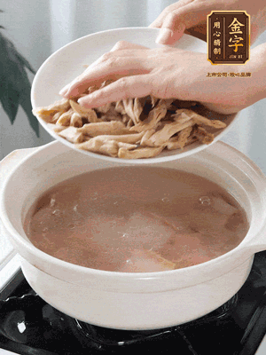 再下筍干段，加水、少許黃酒中火燉煮15分鐘。