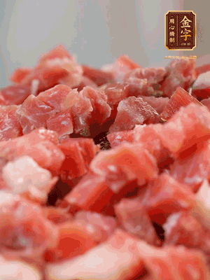 做月餅餡 火腿切成小丁，溫水浸泡5分鐘，上鍋蒸熟15-20分鐘，再將火腿丁、白砂糖、蜂蜜攪拌腌漬2小時(shí)
