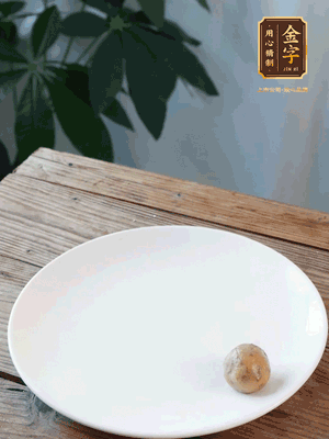 做水油皮、油酥 將油皮材料放入料盆中，加100ml水?dāng)嚢璩裳┗ㄆ瑺?。在案板上反?fù)揉搓成有一定筋度的光潔面團(tuán)，搓成14個(gè)團(tuán)子。
