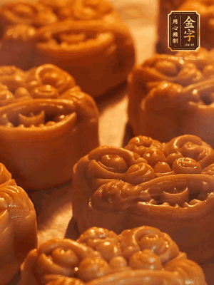 表面噴上水，烤箱預(yù)熱至190℃，170℃烤10分鐘