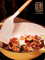 蔥白、干香菇、蝦米、香腸片略微翻炒才出香味，然后倒入料汁（生抽3勺、蠔油2勺、胡椒粉少許）、大米拌勻