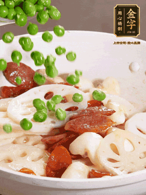 熱油下鍋，爆香香腸