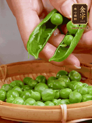 甜豆去殼，剝出甜豆米。百合小心剝成片。