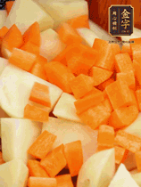 加土豆、胡蘿卜翻炒，隨后加入豆角、1勺鹽、1勺生抽、1勺蠔油、半勺老抽煸炒均勻