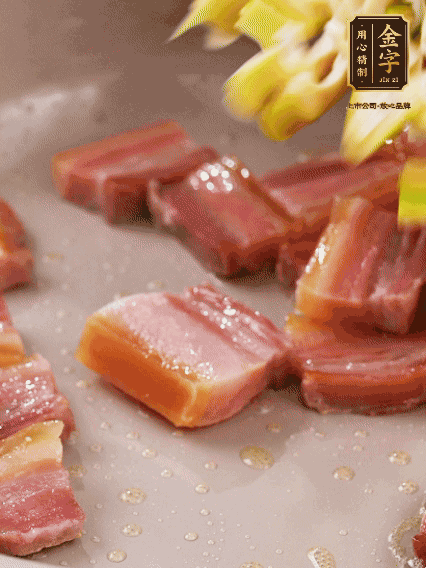 再放春筍翻炒一下，倒入砂鍋中，加適量的熱水，大火燜煮6分鐘