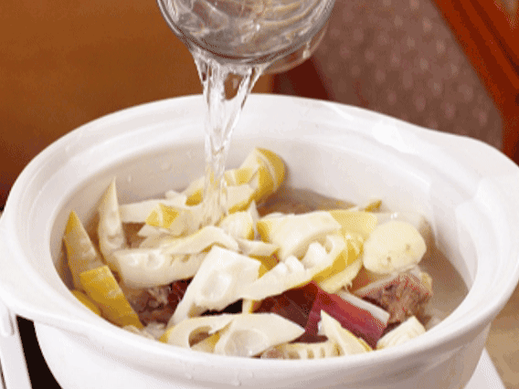 砂鍋中依次放入姜片、雞肉、春筍、火腿，加入足量的水，大火燒開后，轉小火燉40分鐘