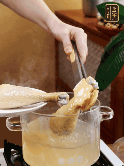 雞腿冷水下鍋，加蔥姜焯水，洗凈備用