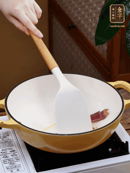 油熱，姜絲、火腿微微煸出香味