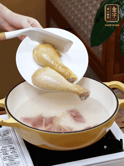 倒清水，放雞腿，大火煮開轉(zhuǎn)中小火煮20分鐘