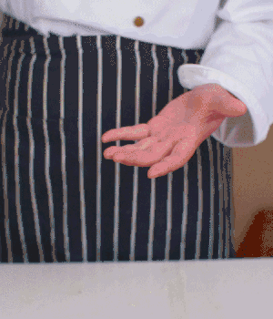 小蔥切碎，淡火腿切碎。