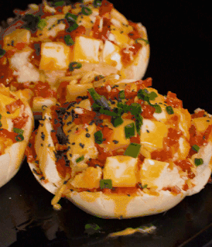 灑適量小蔥和黑芝麻，放入預(yù)熱的烤箱180度15分鐘。