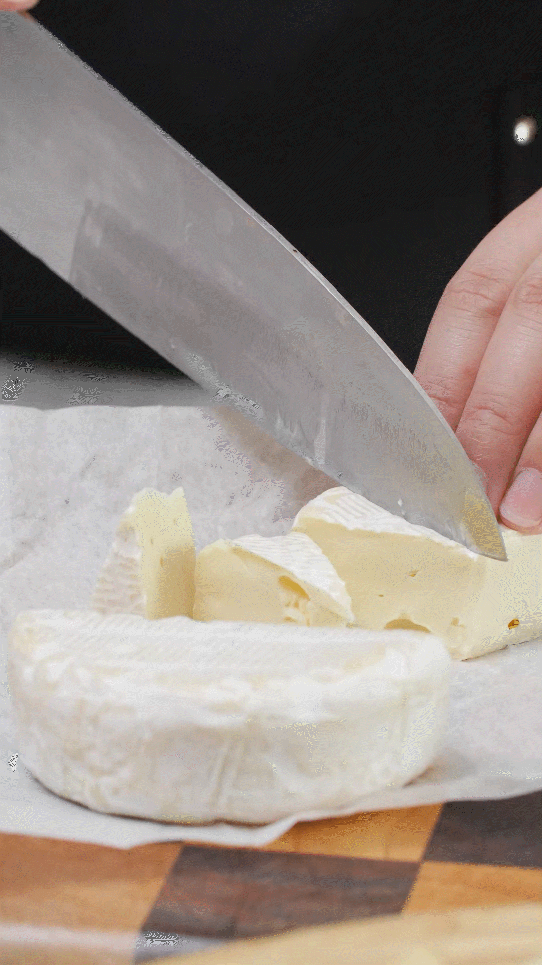 ①布里奶酪切塊、蘇打餅干掰成合適大小