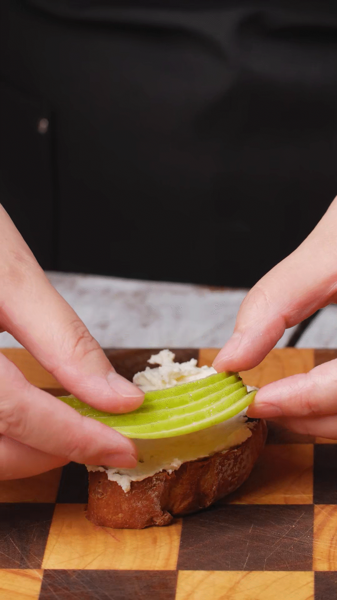 歐包抹上奶酪依次放上：蘋果、梨、藍莓
