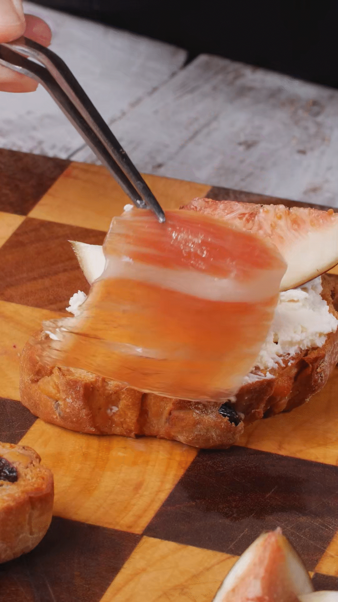 歐包抹上奶酪，放上無(wú)花果
