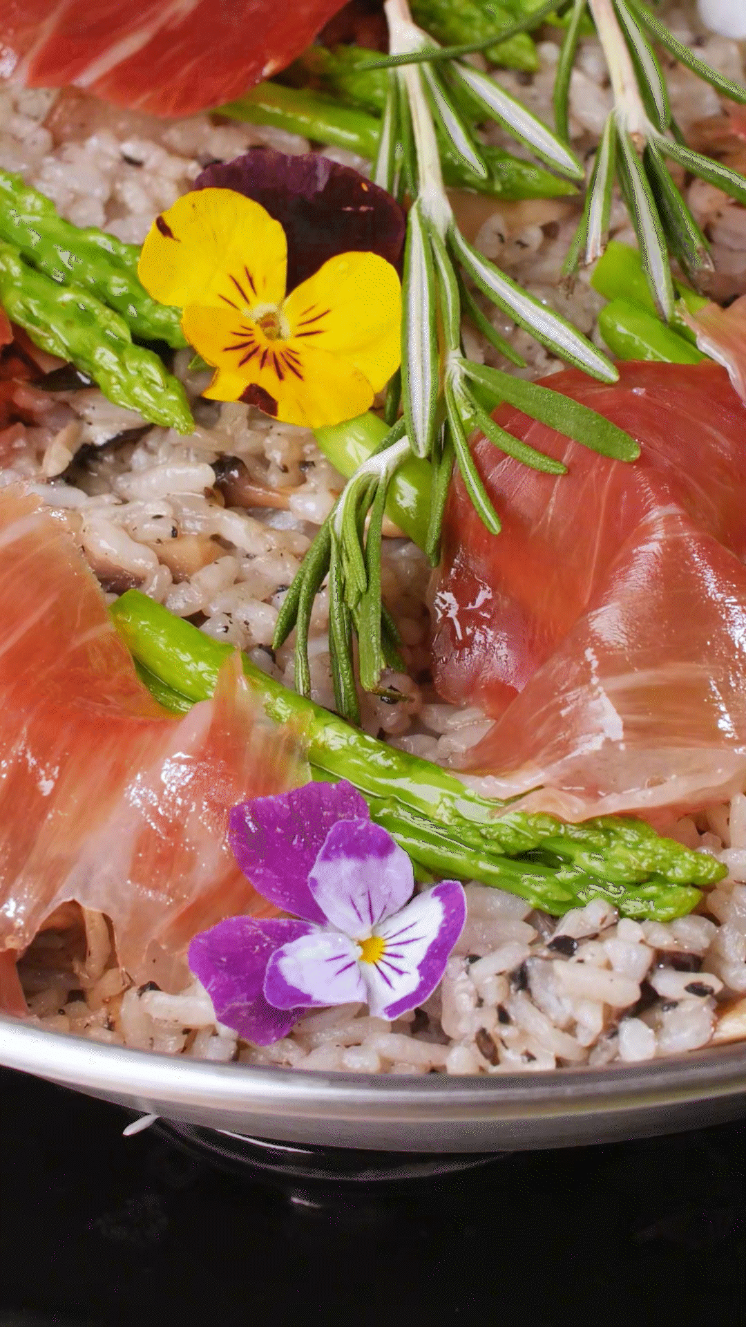 放入預(yù)先煮好的米飯和一碗去油的雞湯，和黑松露醬攪拌均勻
