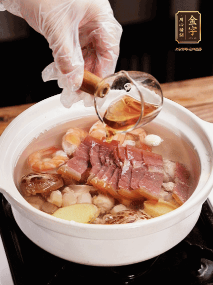 7種食材+帶皮冬瓜塊用砂鍋/電飯煲煮湯功能煮熟，少許鹽、花雕調(diào)味