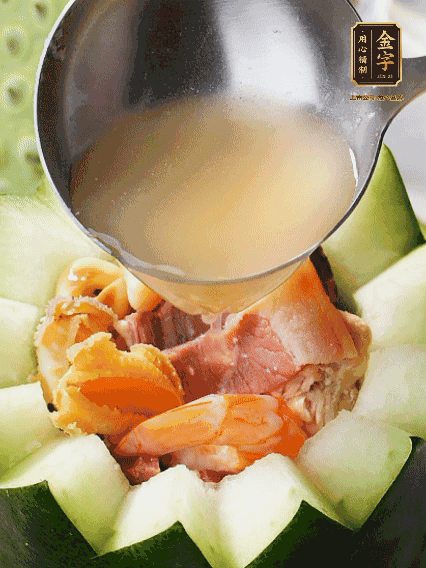 煮好后，盛入冬瓜盅。放入鍋中，可繼續(xù)燉煮，越燉越有味