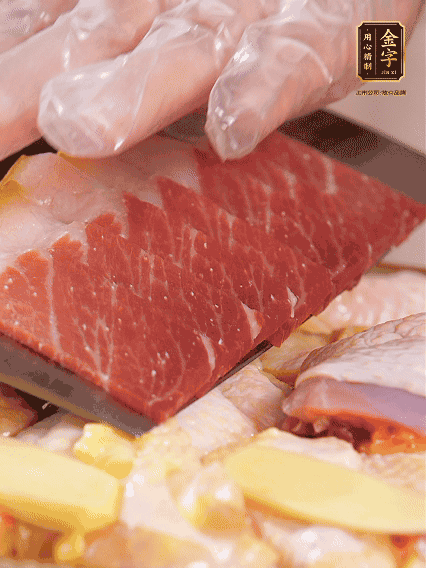 碼上金字火腿片，上鍋蒸足40分鐘