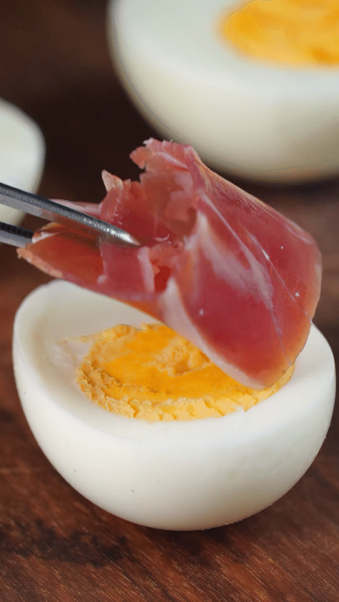 撈出過冷水，去殼后對半切開