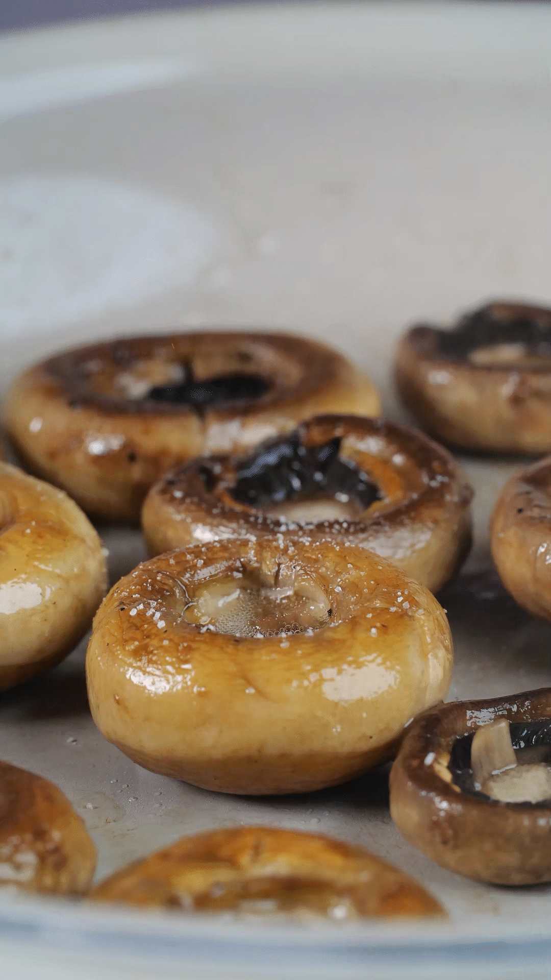 鍋內(nèi)放橄欖油，將口蘑煎至兩面微微焦黃，用黑胡椒海鹽調(diào)味