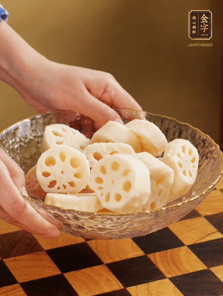 蓮藕洗凈削皮，切大塊，用鹽、糖腌制30分鐘。