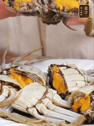 大閘蟹處理干凈，一切兩半。