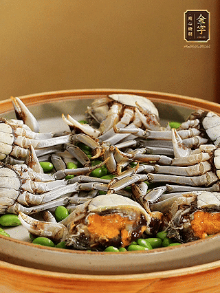 盤底鋪毛豆，依次放大閘蟹、咸肉， 淋一圈料酒、豉油。