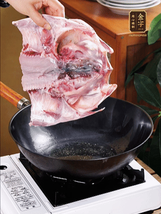 鍋里油燒熱（一半豬油、一半玉米油），放入魚頭，把魚頭煎至少兩面金黃