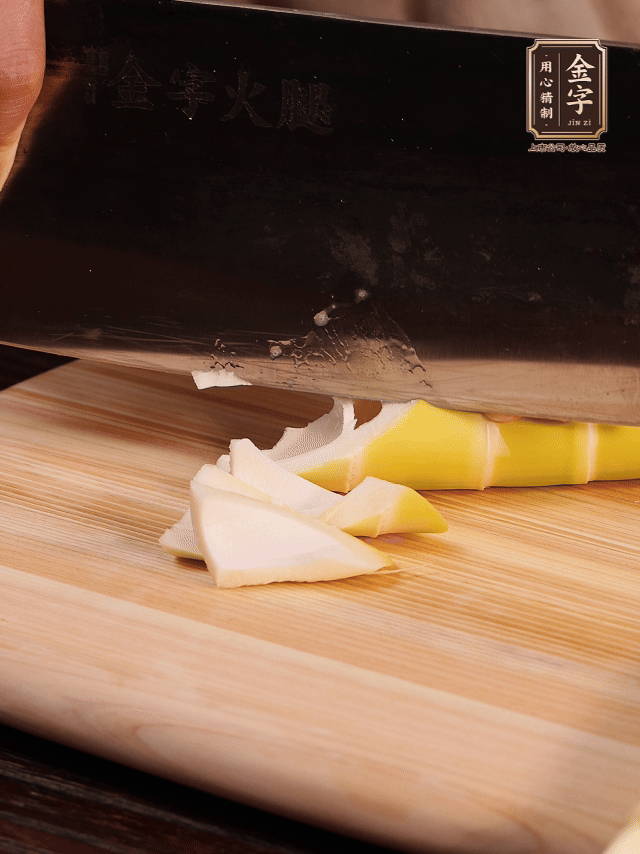 春筍去筍衣切滾刀塊；萵筍去皮切滾刀塊；春筍、百葉結(jié)焯水2分鐘。