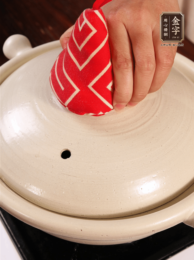 加開水燉煮，水沸后轉(zhuǎn)小火40分鐘。