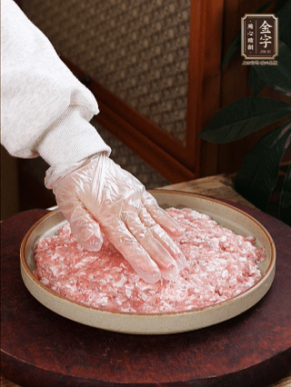 依次鋪肉末，碼入雞蛋豆腐，再鋪上金字香腸。