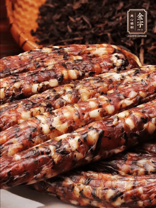 金字土香腸、金字梅干菜香腸、金字醬肉，切片