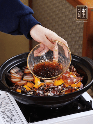 姜、蒜、蔥頭粒煎香，倒入南瓜，煎至兩面焦香