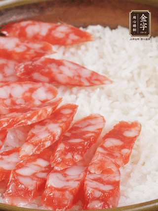 砂鍋加入半勺豬油、半勺花生油抹勻，倒入絲苗米，加水沒過大米一指高，蓋蓋大火煮至水分微干